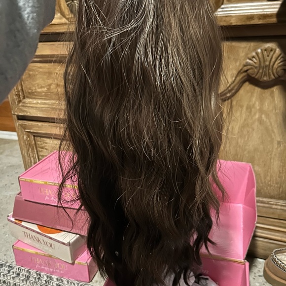 ✨Chelsey Smith 👑 - “Summer Becky” in Soft Brunette - NWT - Picture 3 of 7